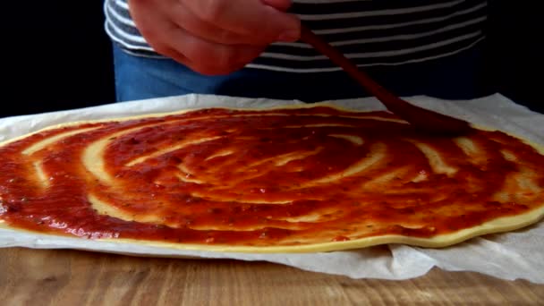 Der Koch Kocht Eine Pizza Mit Tomatensauce — Stockvideo