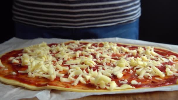 Cocinar Pizza Con Salsa Tomate Queso Mozzarella Queso Rallado Movimiento — Vídeos de Stock