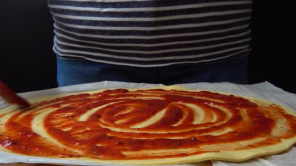 Der Koch Kocht Eine Pizza Mit Tomatensauce — Stockvideo