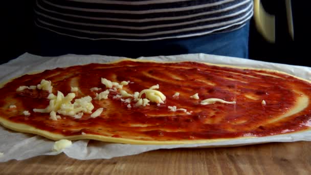 Pizza Koken Met Tomatensaus Mozzarella Kaas Vallende Geraspte Kaas — Stockvideo