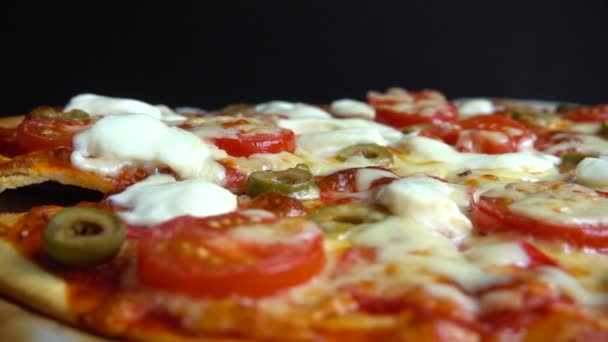 Pizza Fatia Com Queijo Mussarela Azeitonas Tomates Salame — Vídeo de Stock