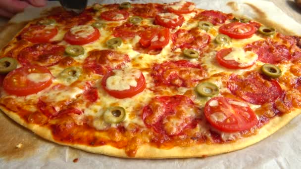 Pizza Mit Mozzarella Oliven Tomaten Und Salami Scheiben Schneiden Der — Stockvideo