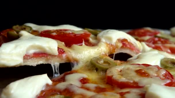 Pizza Fatia Com Queijo Mussarela Azeitonas Tomates Salame — Vídeo de Stock