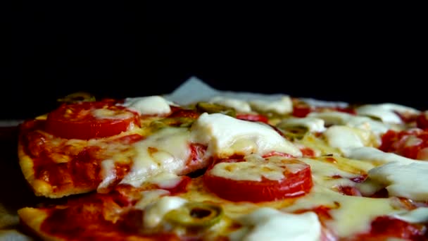 Snijd Pizza Met Mozzarella Kaas Olijven Tomaten Salami — Stockvideo