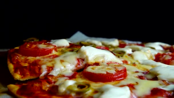 Pizza Fatia Com Queijo Mussarela Azeitonas Tomates Salame — Vídeo de Stock