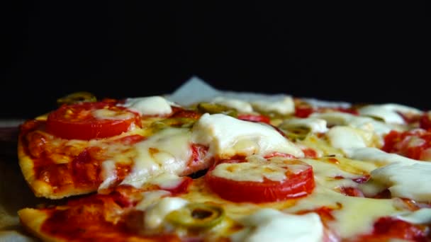 Skiva Pizza Med Mozzarellaost Oliver Tomater Och Salami — Stockvideo