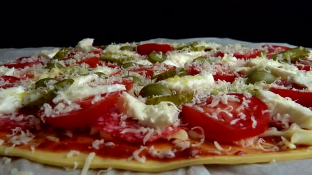 Πίτσα Μοτσαρέλα Ελιές Αγγούρια Τουρσί Ντομάτες Παρμεζάνα Και Σαλάμι — Αρχείο Βίντεο