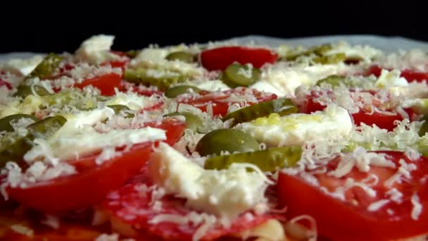 Pizza Wirująca Serem Mozzarella Oliwkami Ogórkami Marynowanymi Pomidorami Serem Parmezanowym — Wideo stockowe