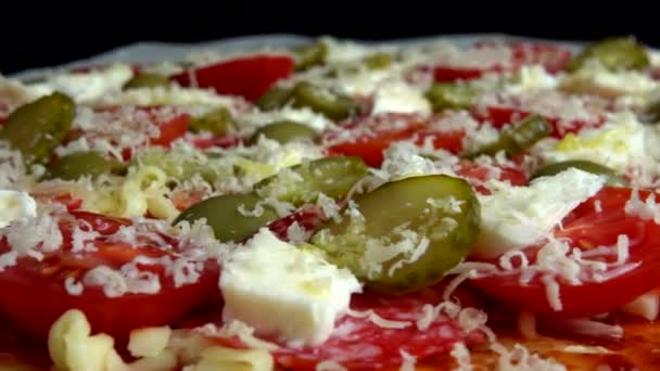 Pizza Mit Mozzarella Oliven Eingelegten Gurken Tomaten Parmesan Und Salami — Stockvideo