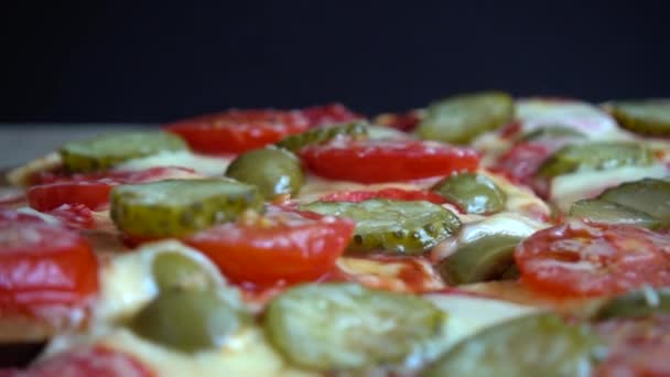 意大利芝士 腌制黄瓜 西红柿和腊肠片披萨 — 图库视频影像