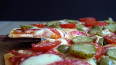 Mozzarella peynirli, zeytinli, salatalıklı, domatesli ve salamlı pizza..