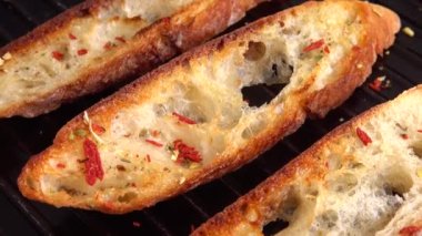 Fransız ekmeğini zeytinyağı ve baharatlarla dilimleyip ızgara tavasında çevirdim..