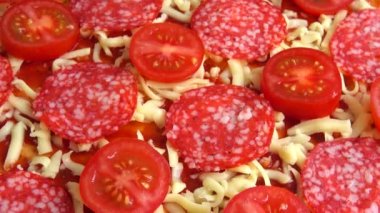 Mozzarella peynirli, domatesli, domates soslu ve salamlı pizza..