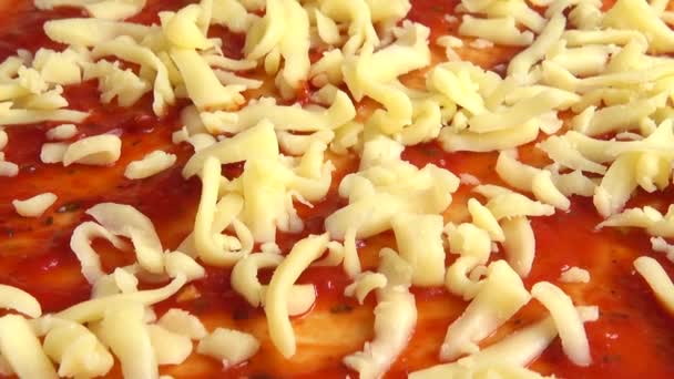 Cocinar Pizza Con Salsa Tomate Queso Mozzarella Queso Rallado Que — Vídeo de stock