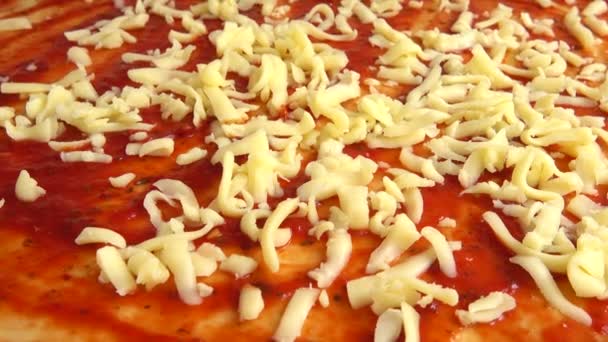 Cucina Pizza Con Salsa Pomodoro Mozzarella Caduta Formaggio Grattugiato — Video Stock