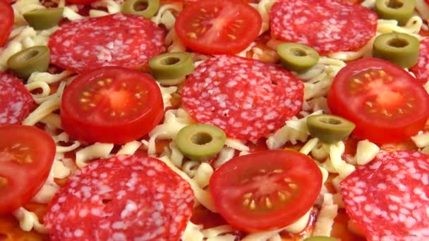 Pizza Mit Mozzarella Oliven Tomaten Tomatensauce Und Salami — Stockvideo