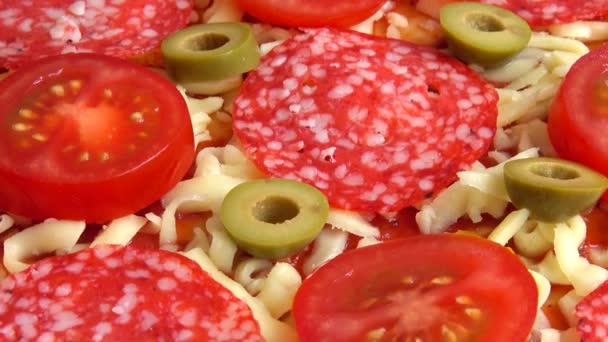 Pizza Wirująca Serem Mozzarella Oliwkami Pomidorami Sosem Pomidorowym Salami — Wideo stockowe