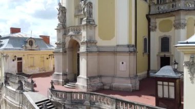 St. George Katolik Katedrali 'nin üzerinde uçan bir drone görüntüsü. Lviv, Ukrayna.