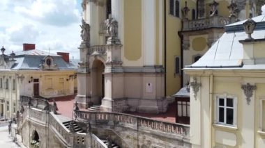 St. George Katolik Katedrali 'nin üzerinde uçan bir drone görüntüsü. Lviv, Ukrayna.