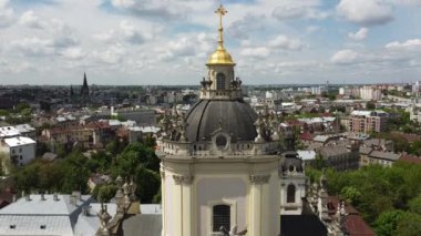 St. George Katolik Katedrali 'nin üzerinde uçan bir drone görüntüsü. Lviv, Ukrayna.