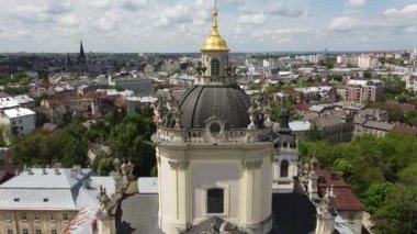 St. George Katolik Katedrali 'nin üzerinde uçan bir drone görüntüsü. Lviv, Ukrayna.