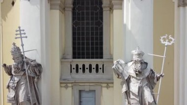 St. George Katolik Katedrali 'nin üzerinde uçan bir drone görüntüsü. Lviv, Ukrayna.