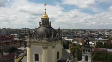 St. George Katolik Katedrali 'nin üzerinde uçan bir drone görüntüsü. Lviv, Ukrayna.