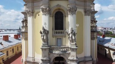 St. George Katolik Katedrali 'nin üzerinde uçan bir drone görüntüsü. Lviv, Ukrayna.