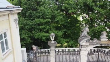 St. George Katolik Katedrali 'nin çitlerinin üzerinden uçan bir dron görüntüsü. Lviv, Ukrayna.