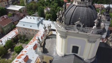 St. George Katolik Katedrali 'nin üzerinde uçan bir drone görüntüsü. Lviv, Ukrayna.