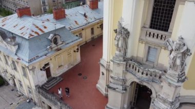 St. George Katolik Katedrali 'nin üzerinde uçan bir drone görüntüsü. Lviv, Ukrayna.