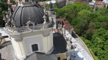 St. George Katolik Katedrali 'nin üzerinde uçan bir drone görüntüsü. Lviv, Ukrayna.