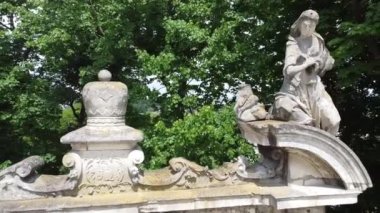 St. George Katolik Katedrali 'nin çitlerinin üzerinden uçan bir dron görüntüsü. Lviv, Ukrayna.