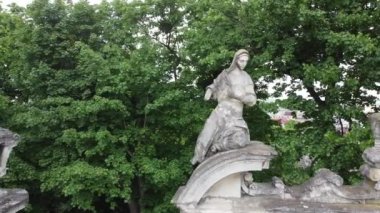 St. George Katolik Katedrali 'nin çitlerinin üzerinden uçan bir dron görüntüsü. Lviv, Ukrayna.