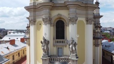 St. George Katolik Katedrali 'nin üzerinde uçan bir drone görüntüsü. Lviv, Ukrayna.