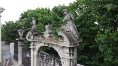 St. George Katolik Katedrali 'nin çitlerinin üzerinden uçan bir dron görüntüsü. Lviv, Ukrayna.