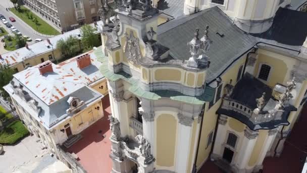 Letecký Pohled Letadlo Letící Nad Katolickou Katedrálou Jiří Lvov Ukrajina — Stock video