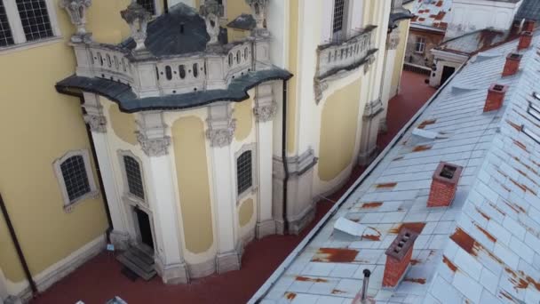 มมองโดรนทางอากาศของการบ นเหน อโบสถ คาทอล กเซนต จอร Lviv เครน — วีดีโอสต็อก