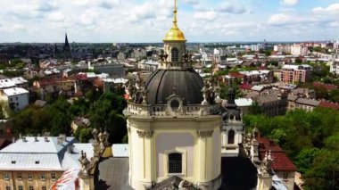St. George Katolik Katedrali 'nin üzerinde uçan bir drone görüntüsü. Lviv, Ukrayna.