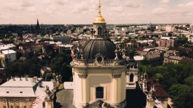 St. George Katolik Katedrali 'nin üzerinde uçan bir drone görüntüsü. Lviv, Ukrayna.