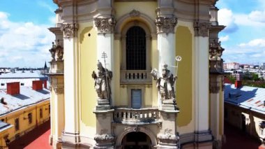 St. George Katolik Katedrali 'nin üzerinde uçan bir drone görüntüsü. Lviv, Ukrayna.