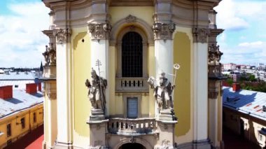 St. George Katolik Katedrali 'nin üzerinde uçan bir drone görüntüsü. Lviv, Ukrayna.