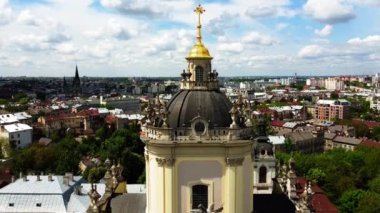 St. George Katolik Katedrali 'nin üzerinde uçan bir drone görüntüsü. Lviv, Ukrayna.