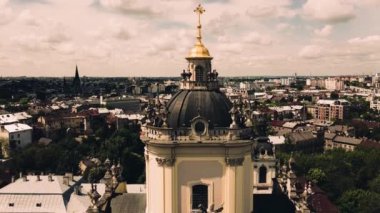 St. George Katolik Katedrali 'nin üzerinde uçan bir drone görüntüsü. Lviv, Ukrayna.