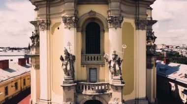 St. George Katolik Katedrali 'nin üzerinde uçan bir drone görüntüsü. Lviv, Ukrayna.