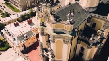 St. George Katolik Katedrali 'nin üzerinde uçan bir drone görüntüsü. Lviv, Ukrayna.