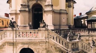 St. George Katolik Katedrali 'nin üzerinde uçan bir drone görüntüsü. Lviv, Ukrayna.