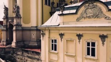 St. George Katolik Katedrali 'nin üzerinde uçan bir drone görüntüsü. Lviv, Ukrayna.