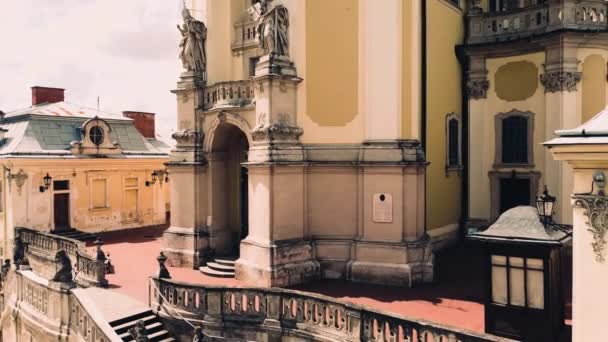 Flygdrönare Utsikt Över Flygande Över Den Katolska Katedralen George Lviv — Stockvideo