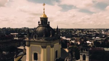 St. George Katolik Katedrali 'nin üzerinde uçan bir drone görüntüsü. Lviv, Ukrayna.